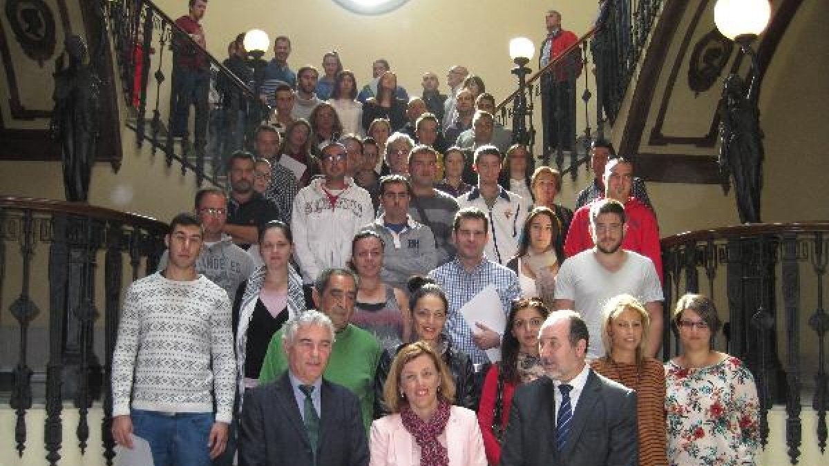 Jerónimo Pérez Parra, Sonia Ferrer y José Manuel Ortiz junto con los beneficiarios de las ayudas.