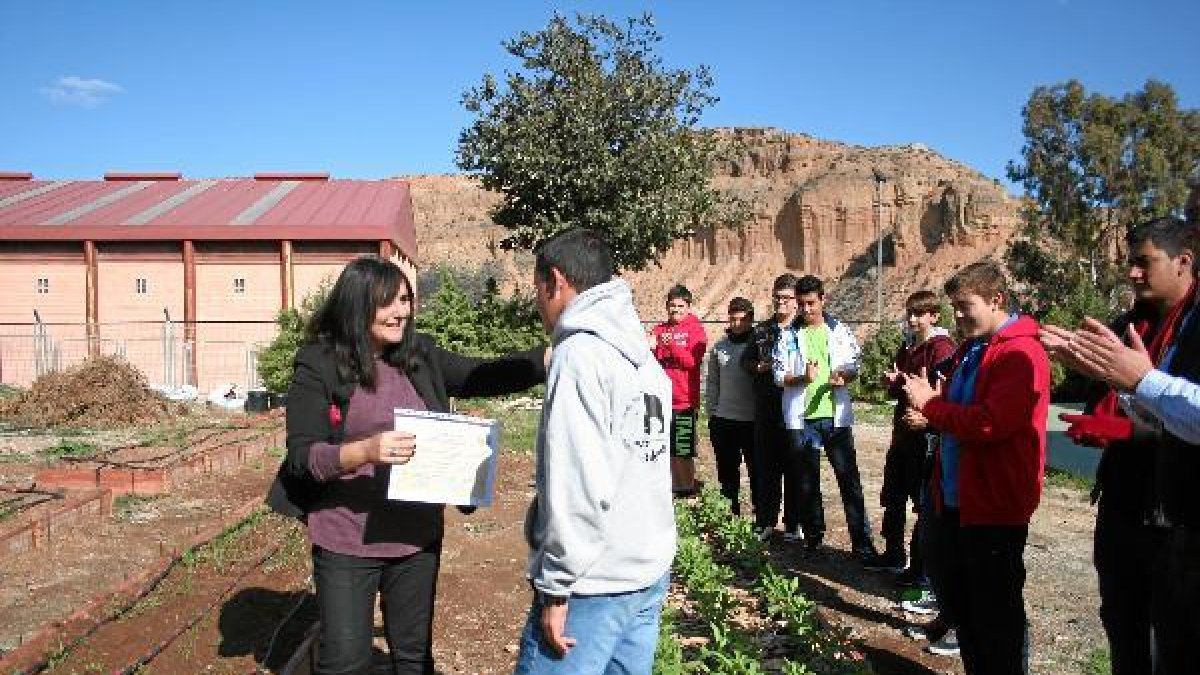 Arévalo entrega el diploma a los alumnos de Sorbas.