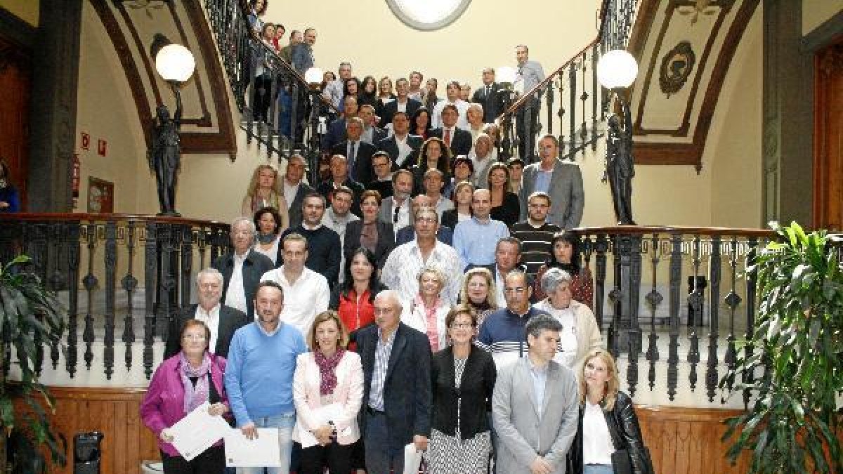 Sonia Ferrer y Adriana Valverde con alcaldes y representantes municipales.