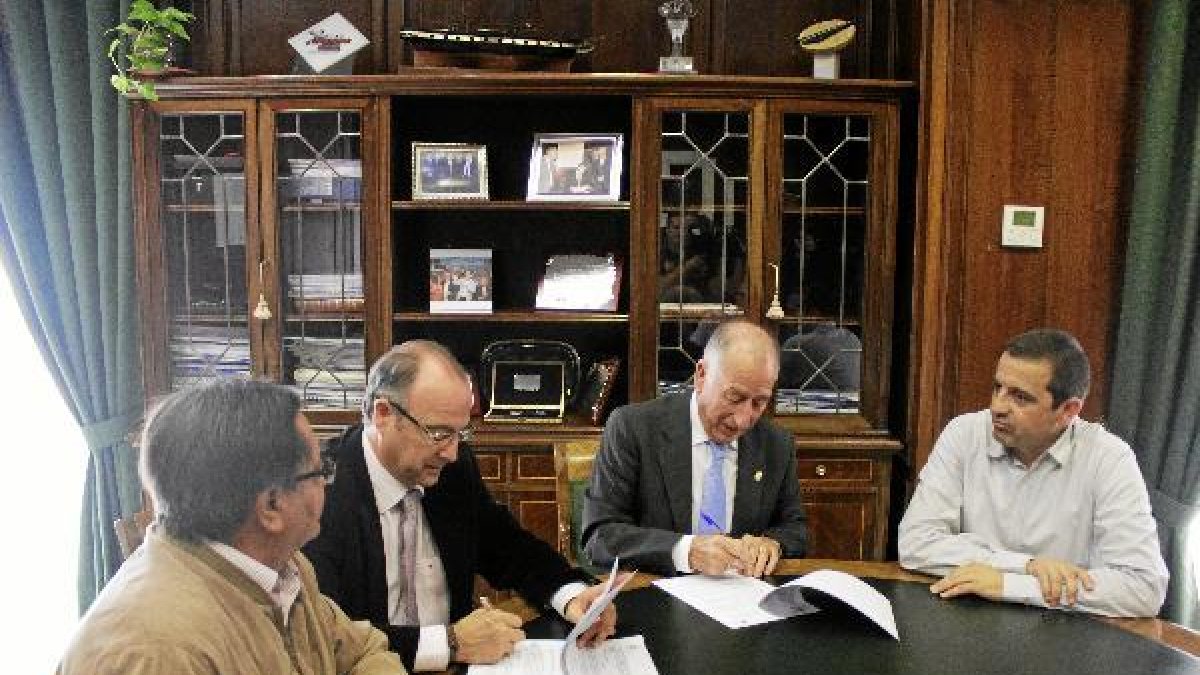 Firma del acuerdo entre el alcalde y el presidente de la Diputación