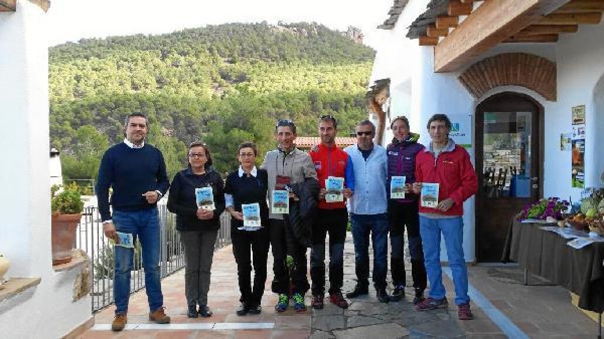 Organización y deportistas en la presentación.