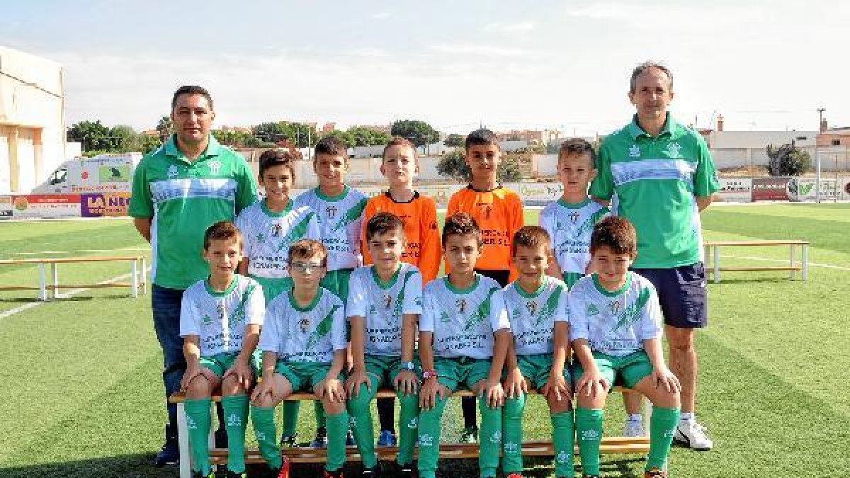 El benjamín A con sus once futbolistas y sus dos entrenadores.