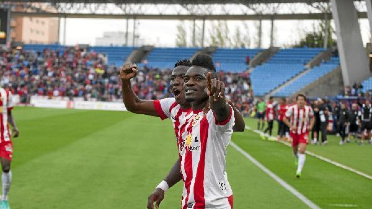 Thievy celebra con Jonathan el gol al Barça.
