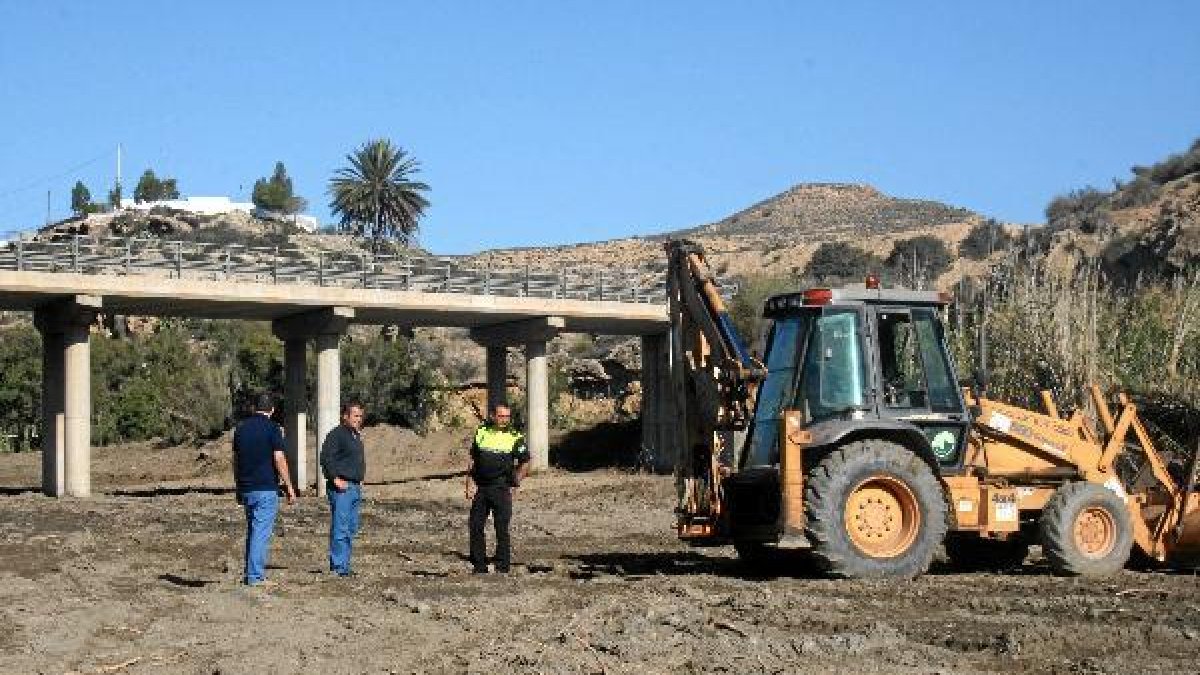 Alcalde y concejal en la zona de la rambla limpiada hace pocos días.