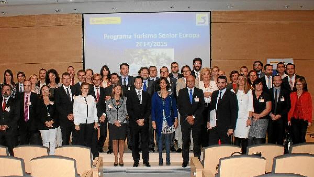 Isabel Borrego, secretaria de Estado de Turismo, junto a profesionales del programa.