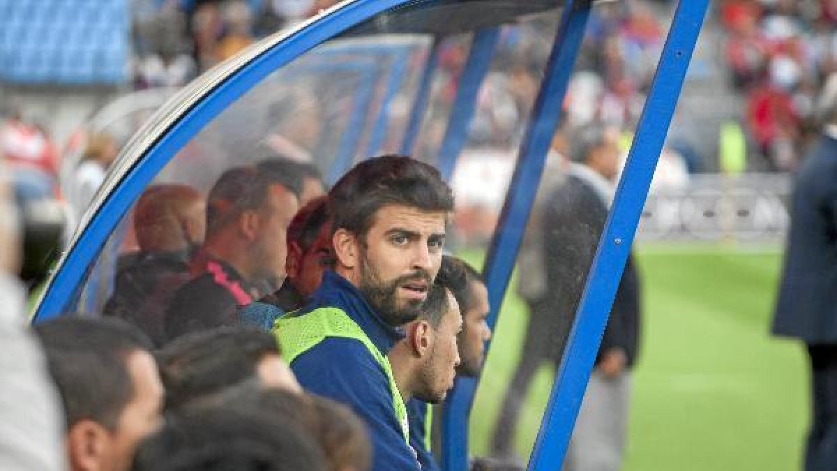 La imagen de Piqué en el banquillo en Almería ha dado la vuelta al mundo.