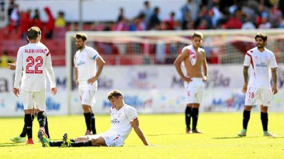 Imagen de los jugadores del Sevilla al final del partido ante el Levante.