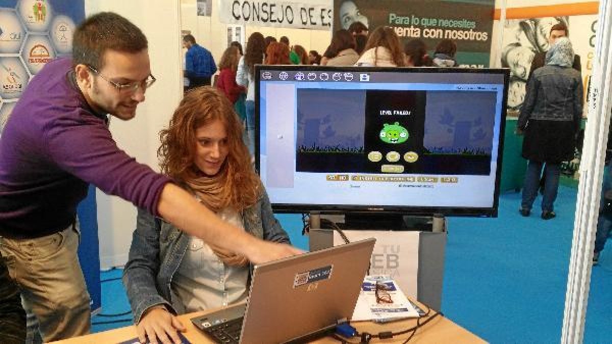 Nieves Nogueras, estudiante de Marketing de la UAL, probando el Virtual Mouse con el juego Angry Bir