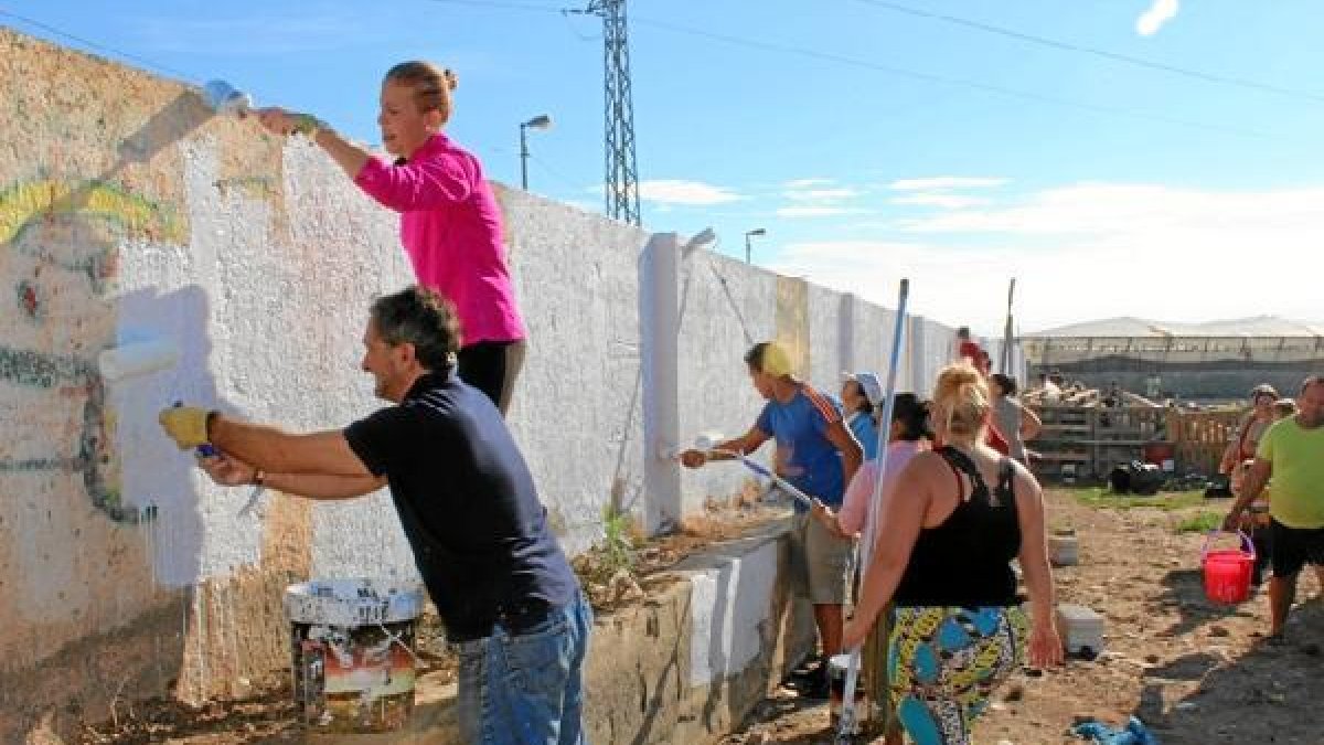 Los concejales pintan junto a vecinos del barrio.
