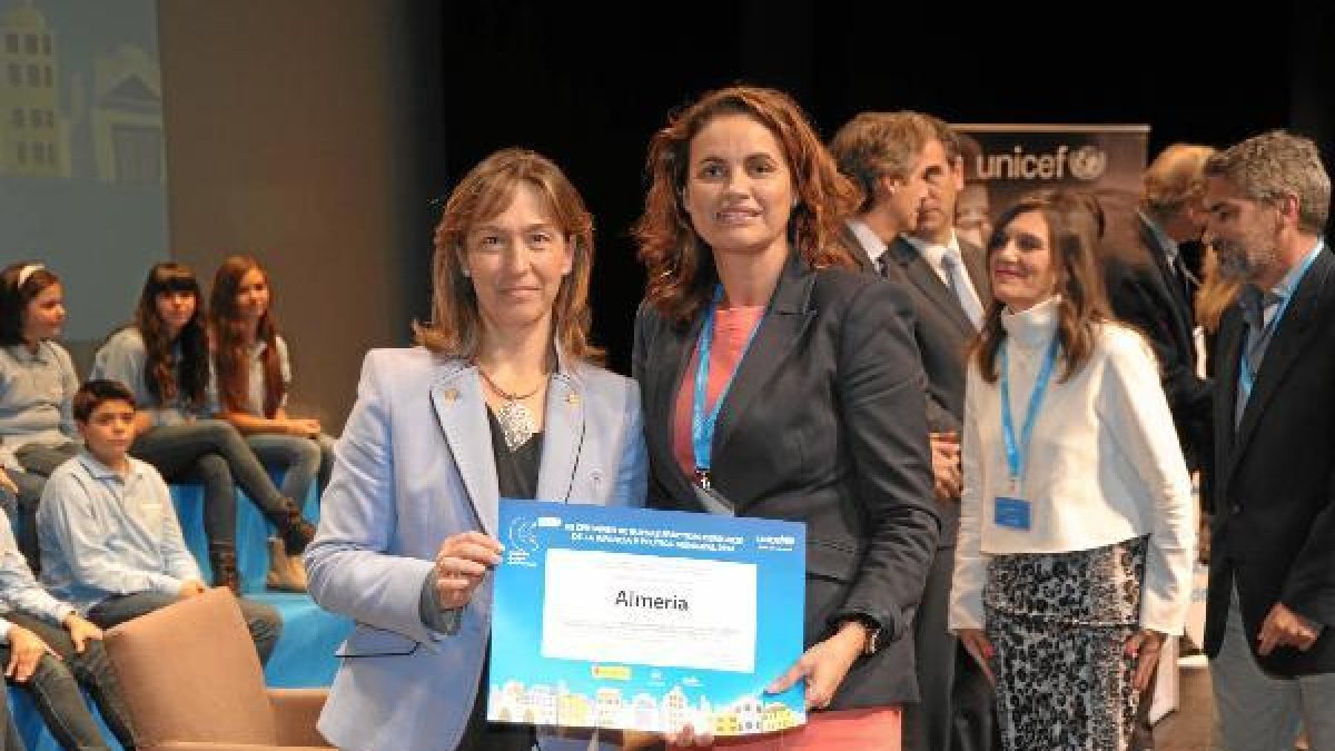 Momento en el que la edil recoge el reconocimiento de la ONG.