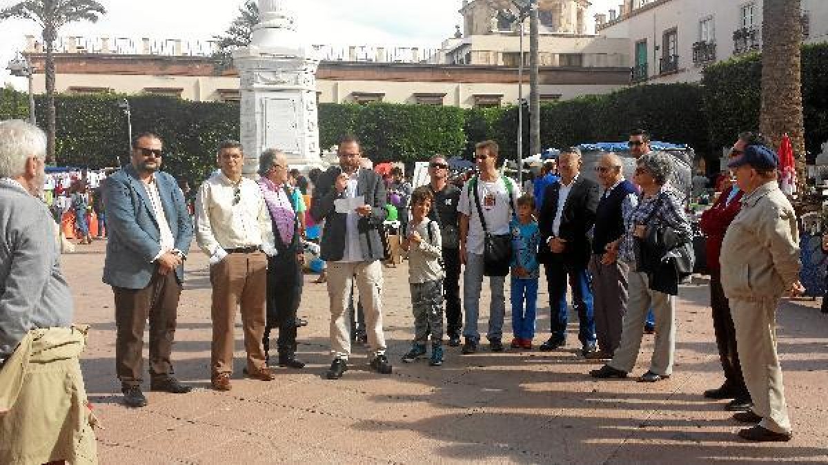 Almerienses concentrados frente al monumento a ‘Los Coloraos’ de la Plaza Vieja.