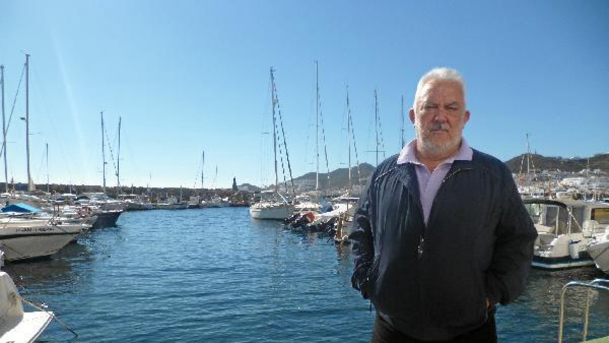 Imanol Uribe, ayer en el puerto deportivo de San José.