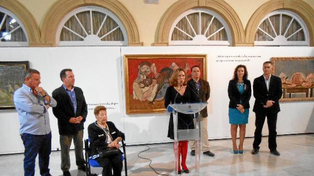 La familia de Capuleto y representantes de las instituciones implicadas en la muestra.