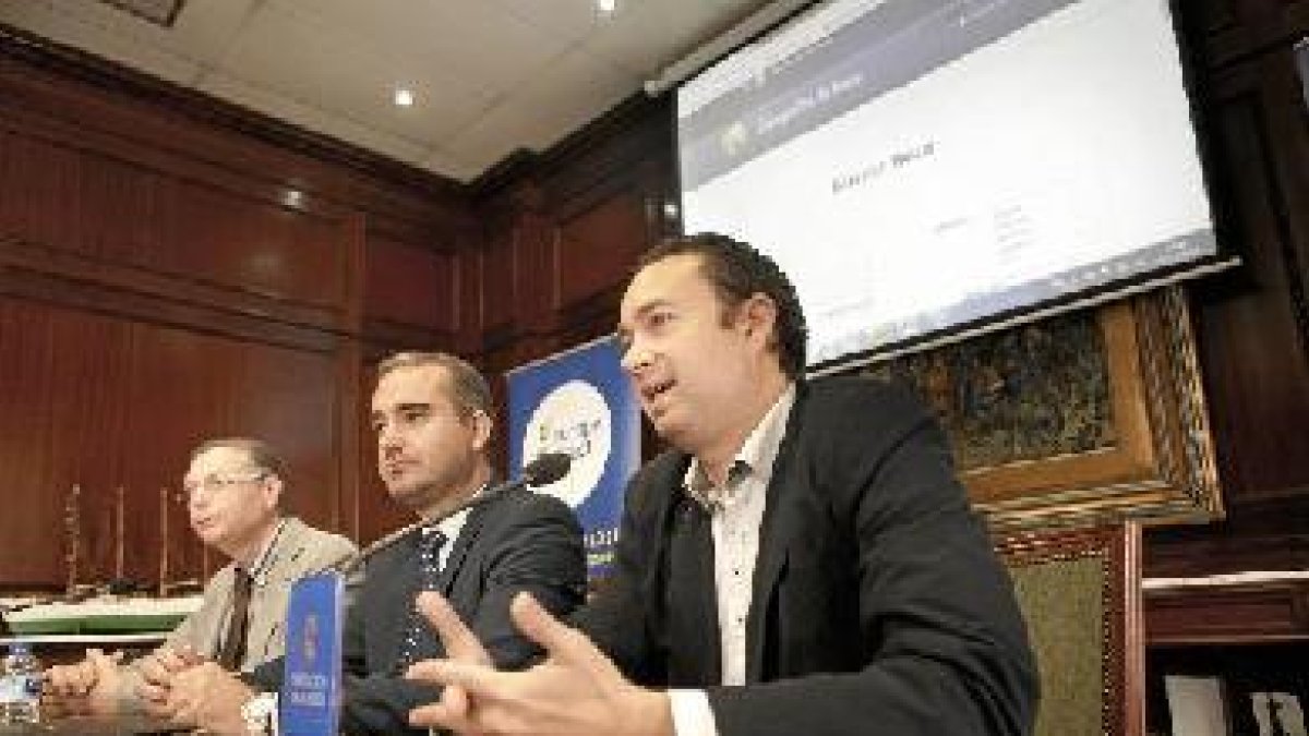 Ramón Herrera, en primer plano, junto a Amós García y Javier de las Nieves.