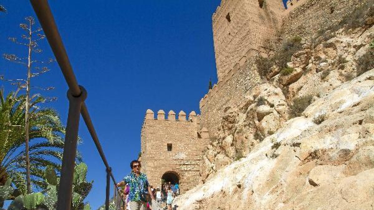 Visitantes a la Alcazaba en una imagen de archivo.