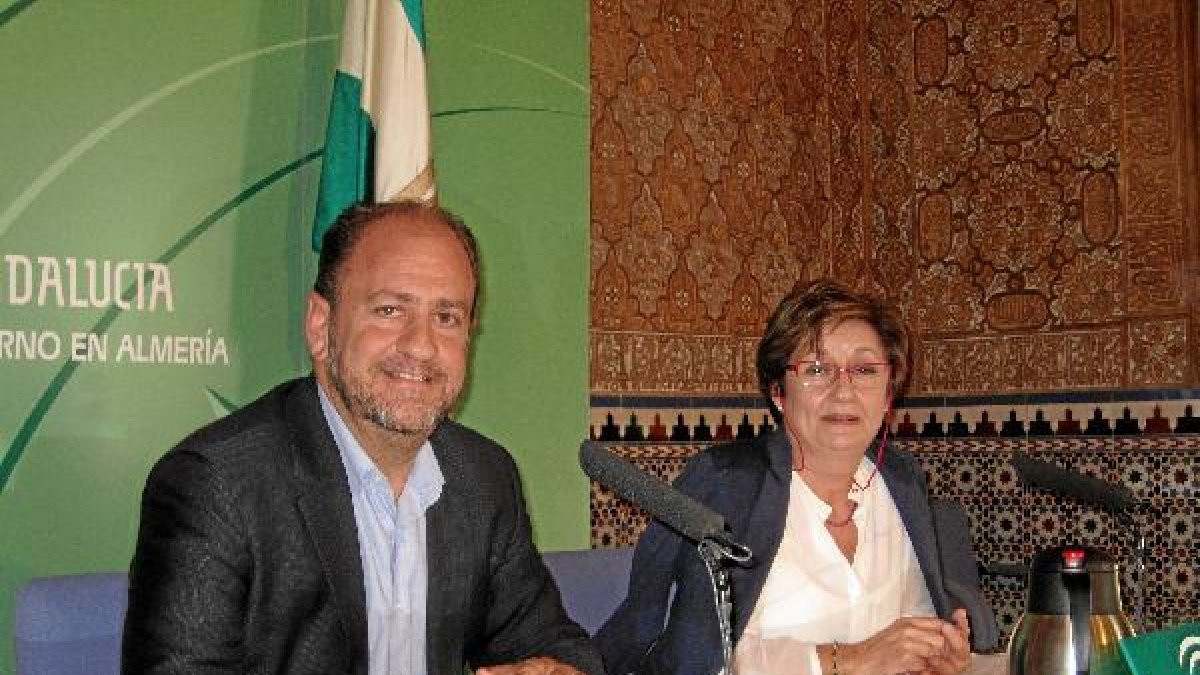 El viceconsejero de Fomento y Vivienda, José Antonio García y Encarnación Caparrós, delegada del áre