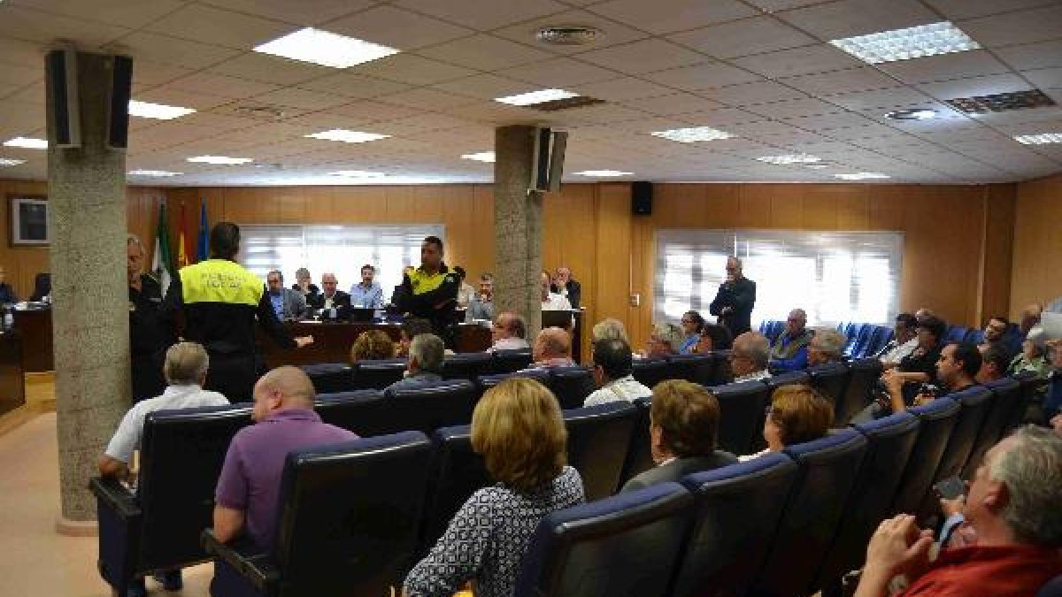 El alcalde llegó a amagar con expulsar a un vecino por faltar al respeto a un edil.