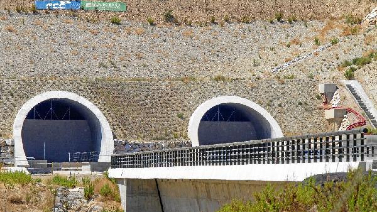 Túneles tapiados, símbolo del abandono