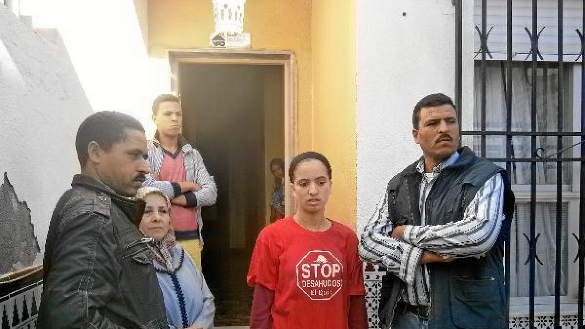 Miembros de la familia Merzoug a las puertas de su casa.