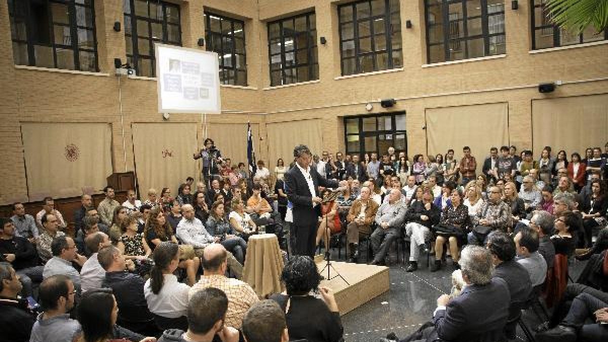 El candidato, Carmelo Rodríguez, junto al público, en su presentación.