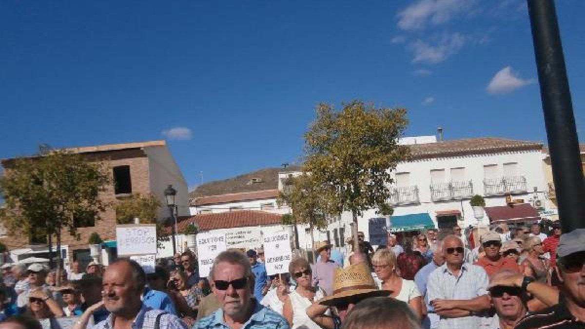 Concentración de afectados tras las demoliciones en Cantoria el pasado año