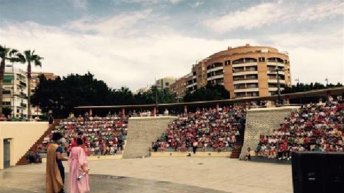 Alumnos de la capital durante el estreno de esta obra en el Anfiteatro de la Rambla