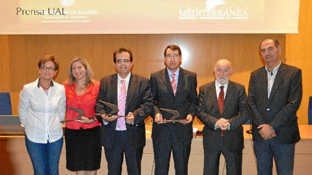 Foto de familia de los premiados en el edificio de Ciencias de la Salud.