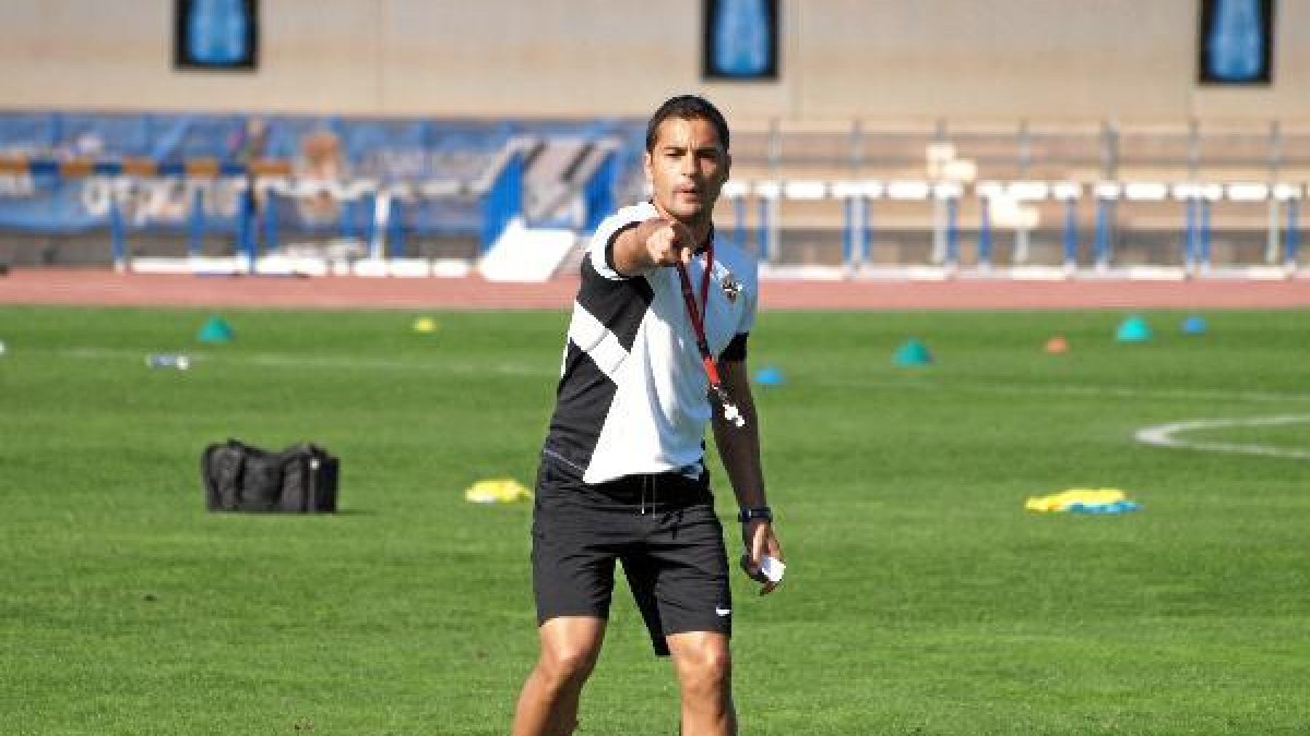 Francisco mantiene al Almería fuera de la cola.