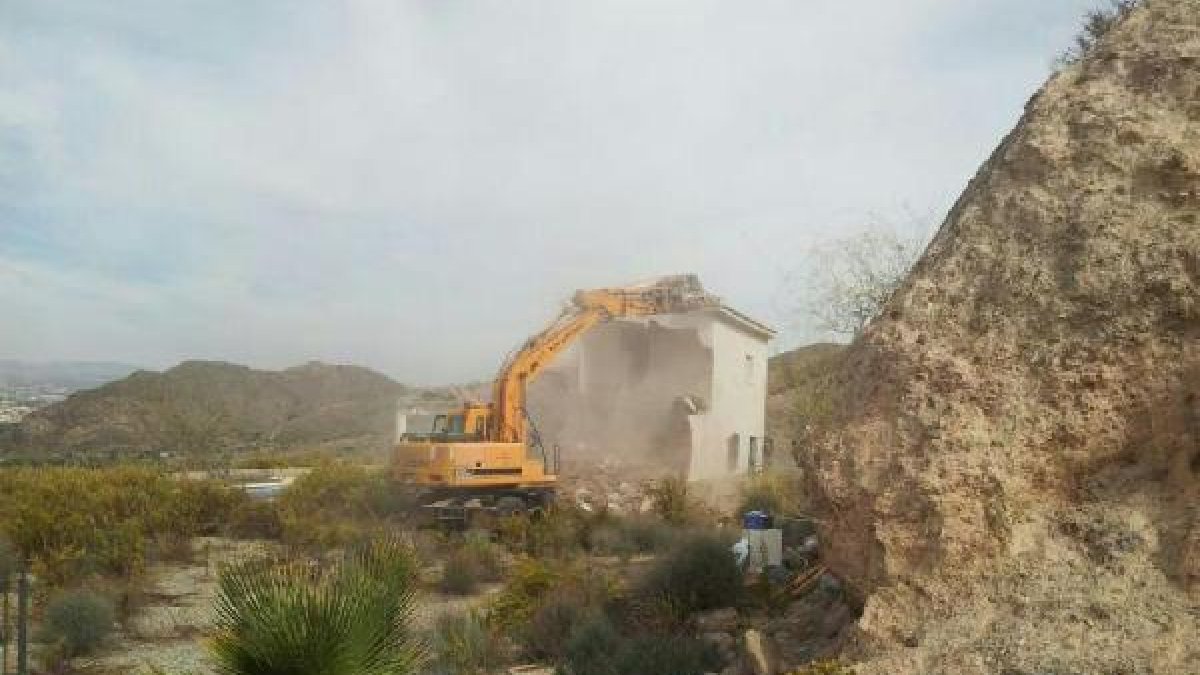 Derribo en 2013 de las casas situadas en la misma parcela que las viviendas que ahora la Junta plane