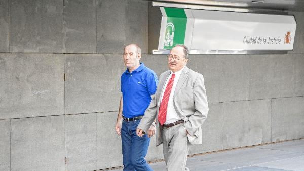 Luis Pérez entra en los juzgados junto a su abogado, Domingo Simón