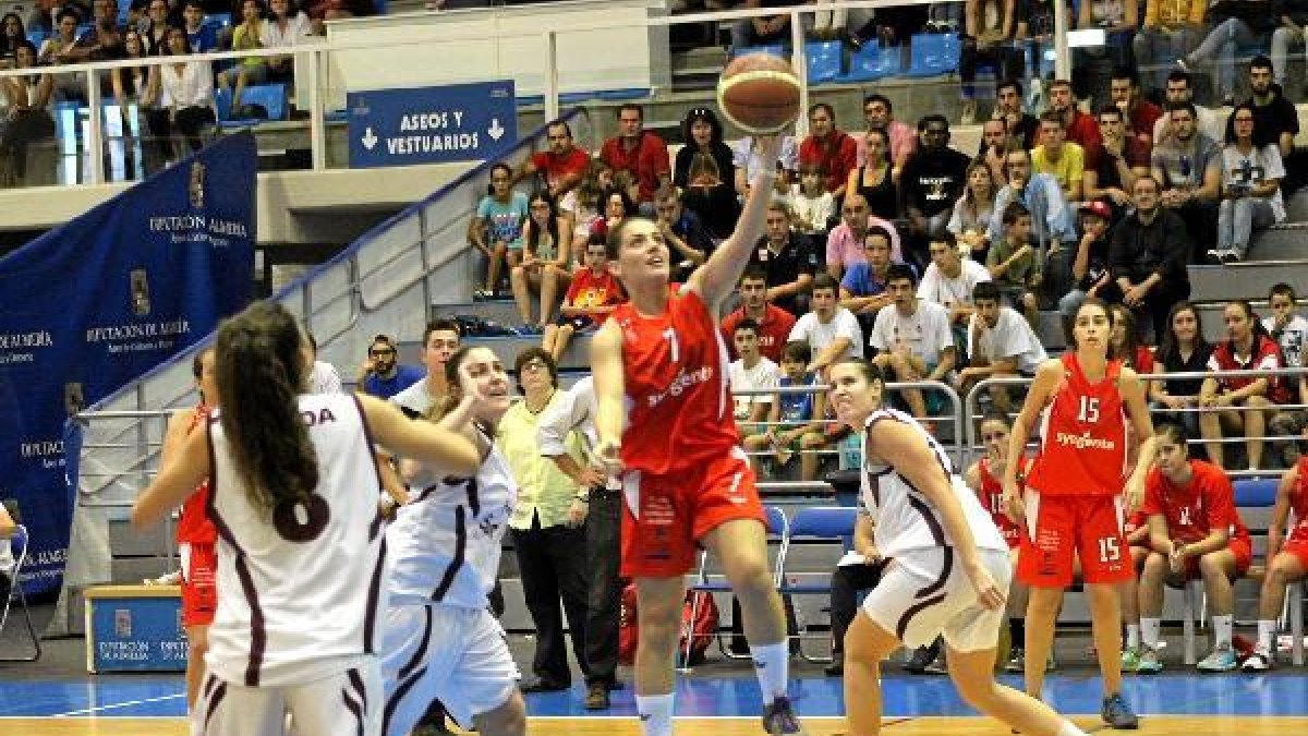 Bea Fernández anota canasta tras una gran entrada.