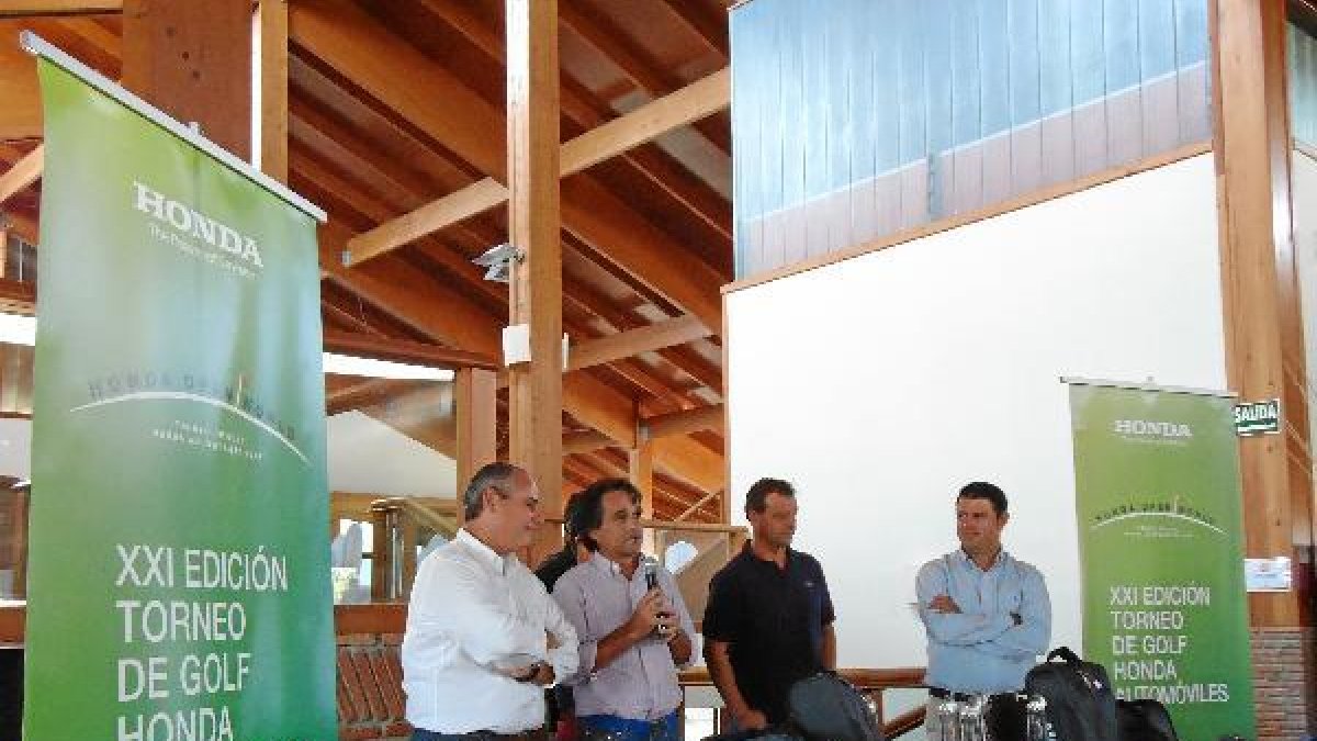 Juan José Fernández, de Fegimotor, clausura el Torneo.
