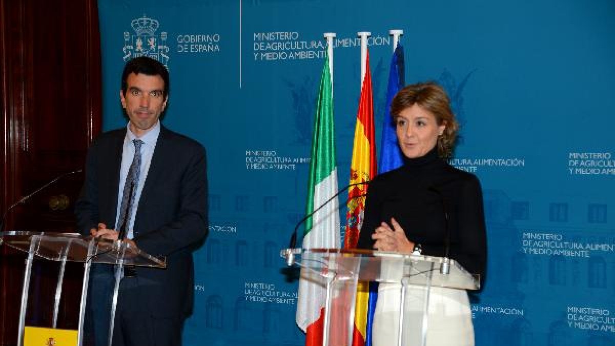 La ministra de Agricultura, Alimentación y Medio Ambiente, Isabel García Tejerina, con el titular de