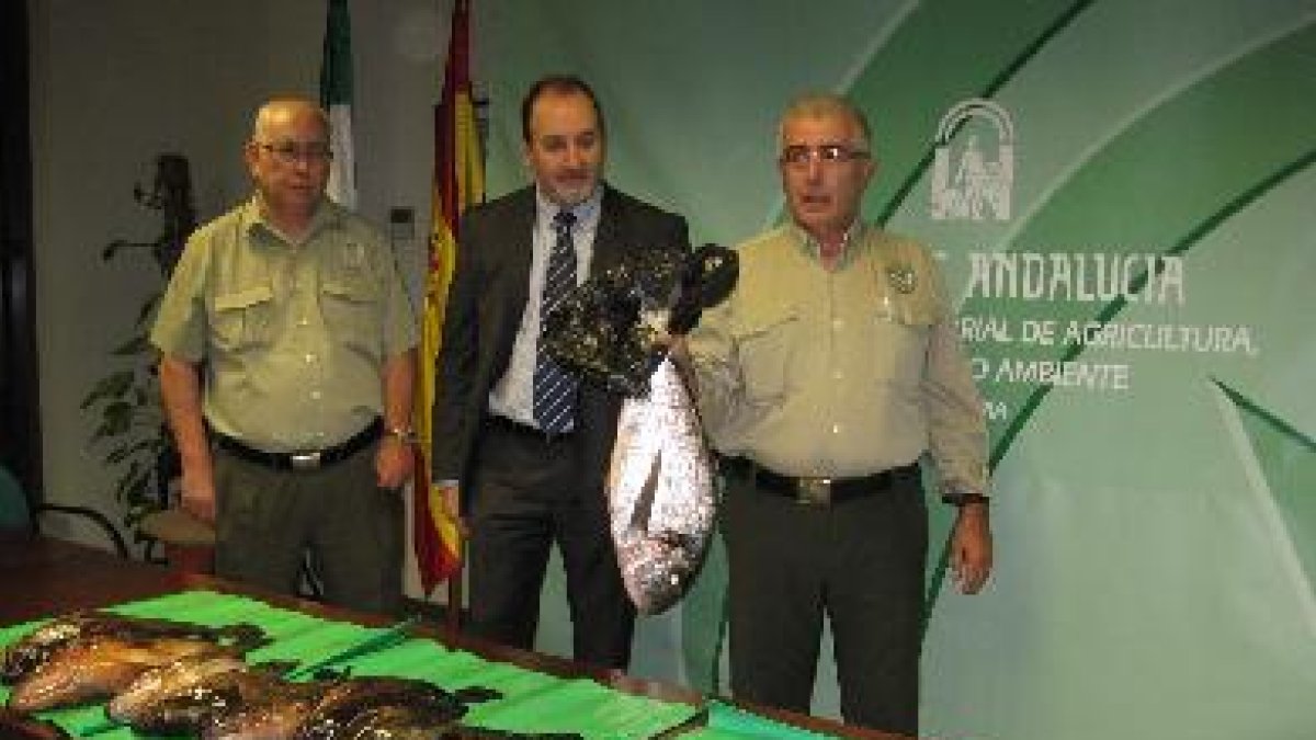 Los dos agentes de medio ambiente y el delegado.