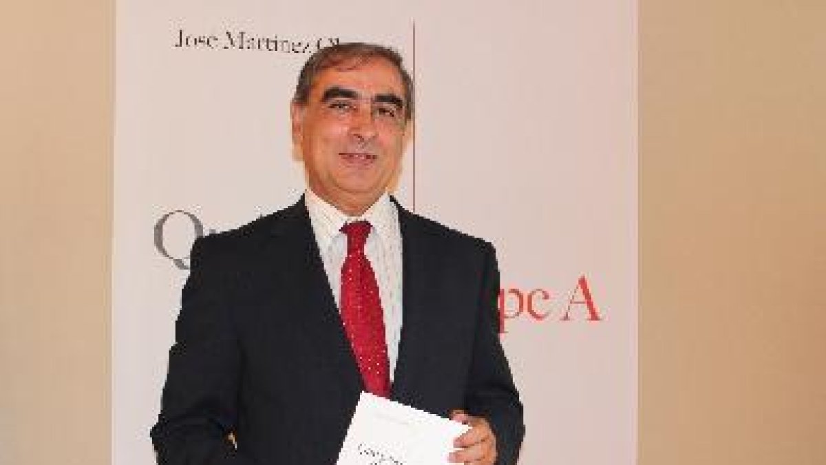 José Martínez Olmos con su libro Qué pasó con la gripe A.