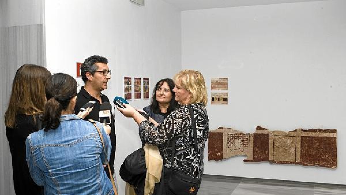 El director del Museo y la delegada, junto al estuco nazarí restaurado.