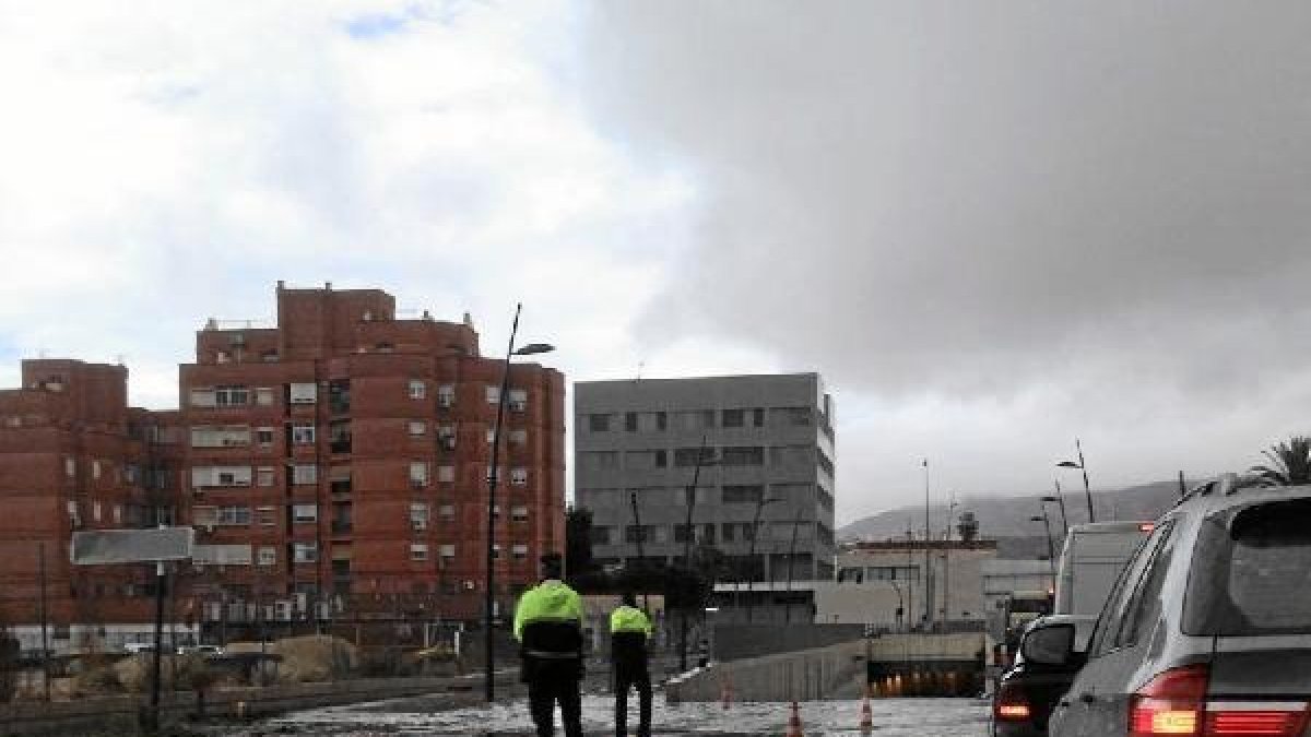 Túnel de la Avenida del Mediterráneo (Almería) cortado (Foto: @AlmeriaShore1).
