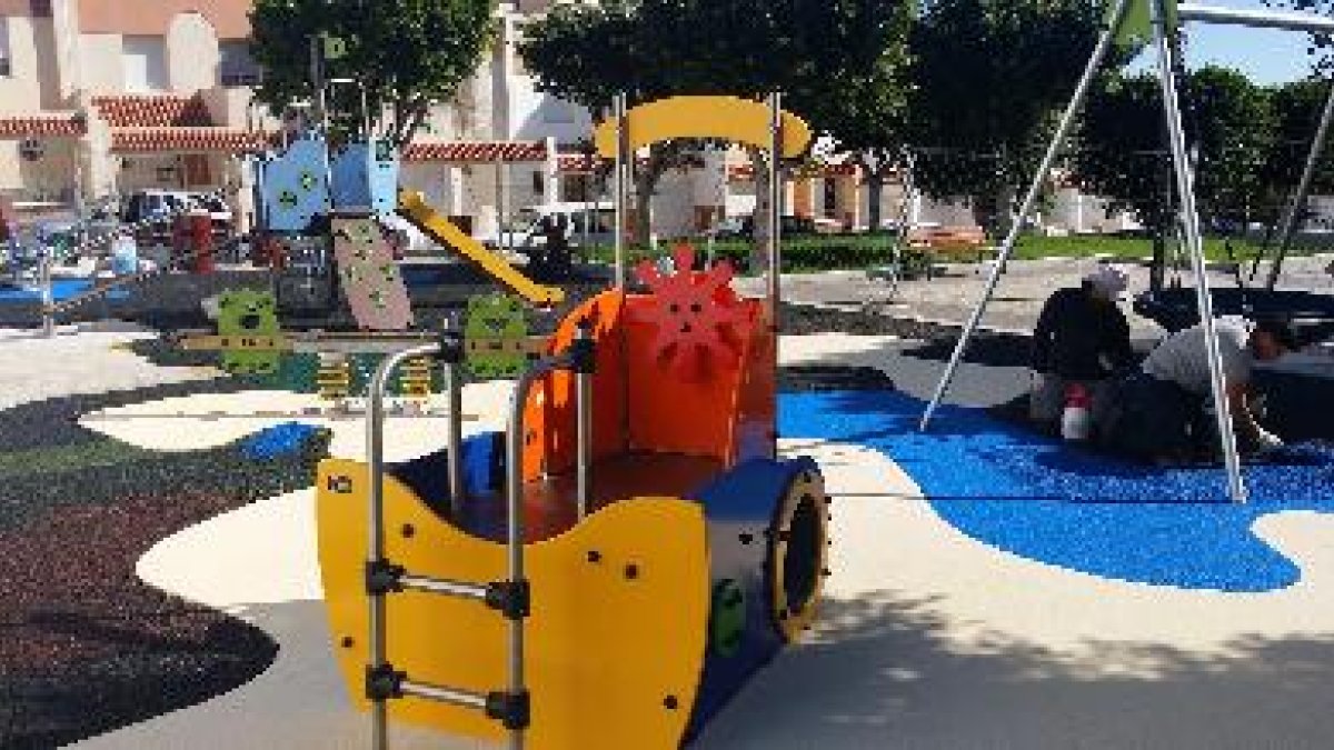 Los juegos ubicados en la plaza de Las Lomas y Lanzarote simulan estructuras de temática marina como