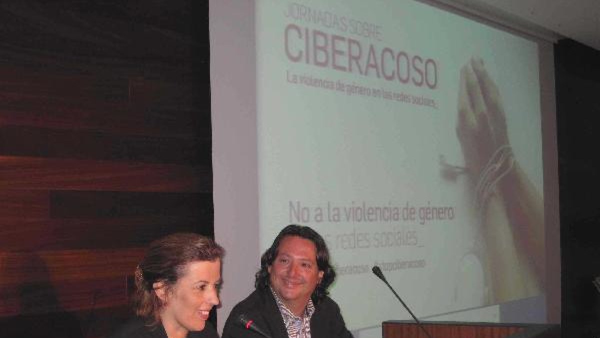 Sonia Ferrer y Pablo Viciana en la inauguración de las jornadas sobre ciberacoso.