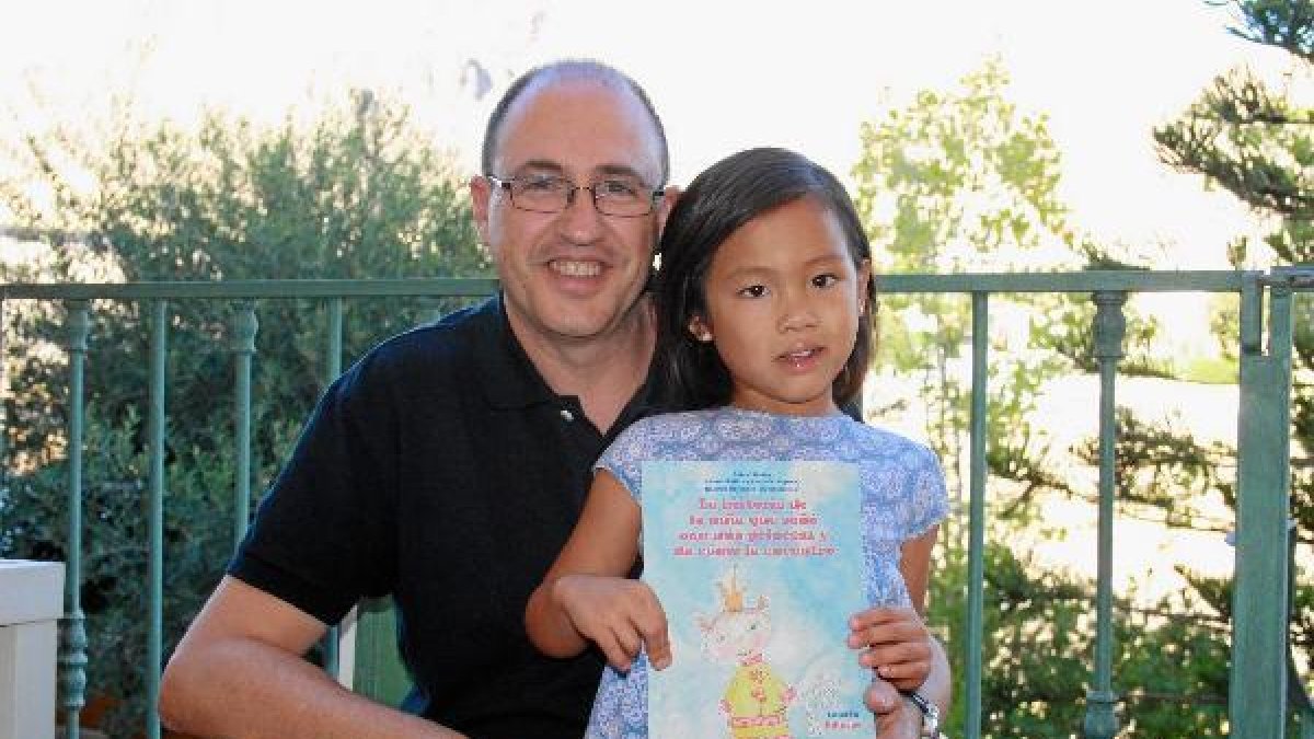 Rafael Godoy junto a su hija y el cuento.