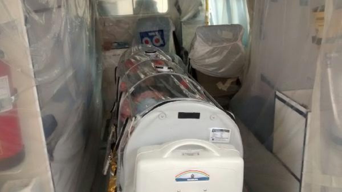 Cápsula aislada con presión negativa para el traslado de pacientes de ébola.
