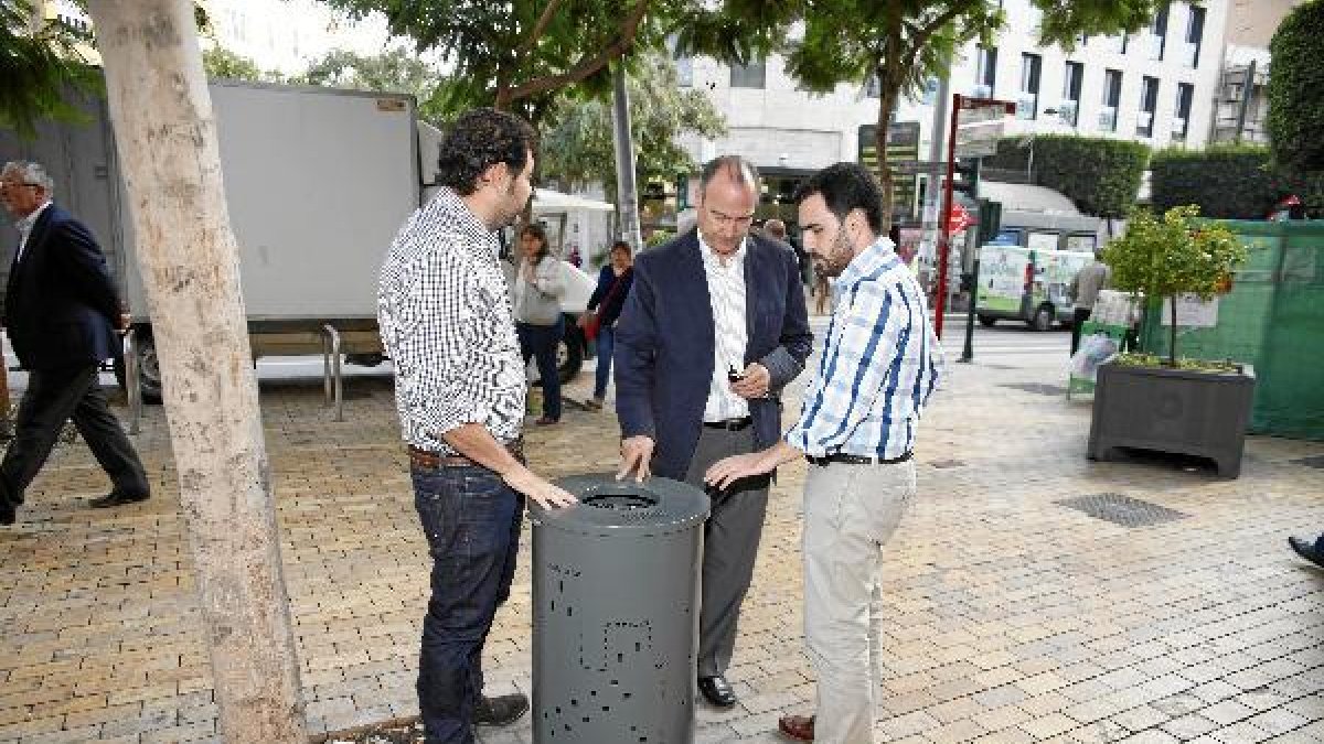 El alcalde y el concejal revisan las nuevas papeleras
