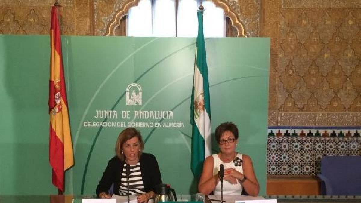 La delegada del gobierno, Sonia Ferrer y la delegada de Empleo, Adriana Valverde, en una comparecenc