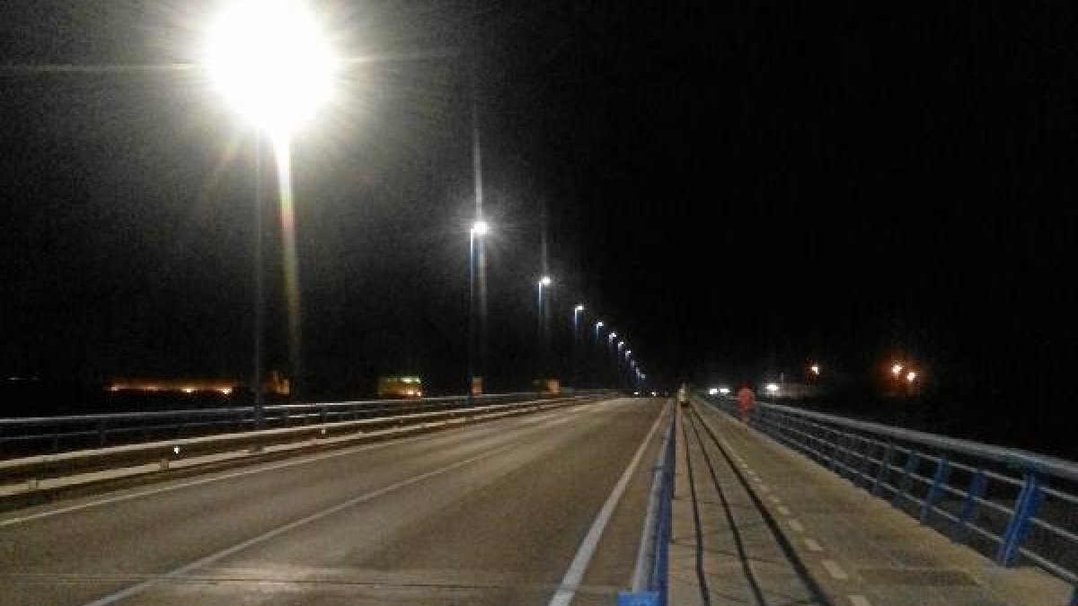 Se han instalado 16 nuevos puntos de luz para mejorarel tránsito peatonal y de conductores en la zon