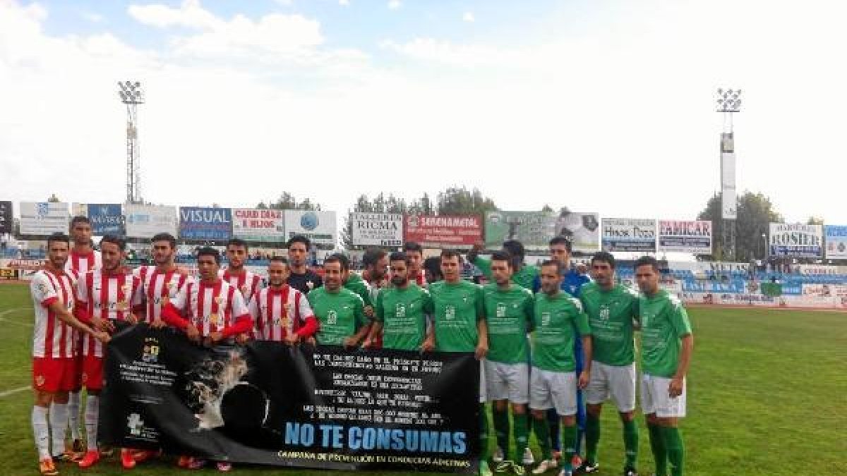 Foto de familia de los dos equipos en la previa.