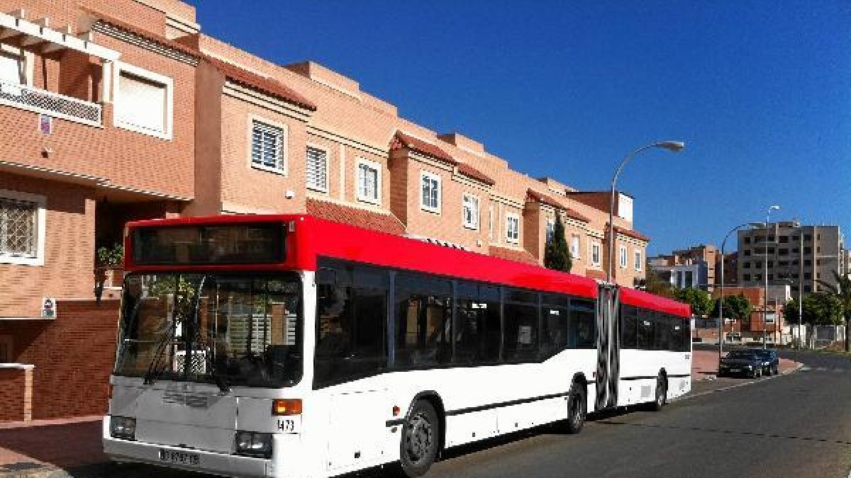 El nuevo bus  tiene mucha más capacidad y servirá como refuerzo en las horas en que más estudiantes
