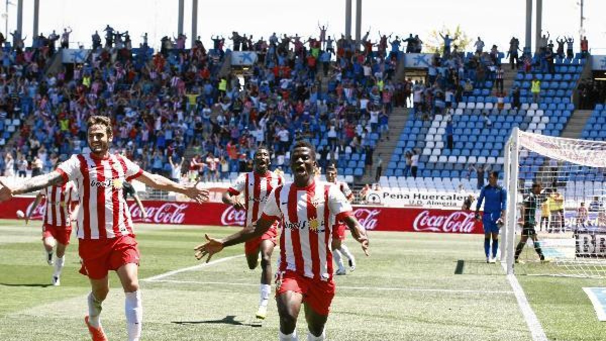 Azeez corre a abrazarse con sus compañeros tras un gol al Betis caído del Cielo.