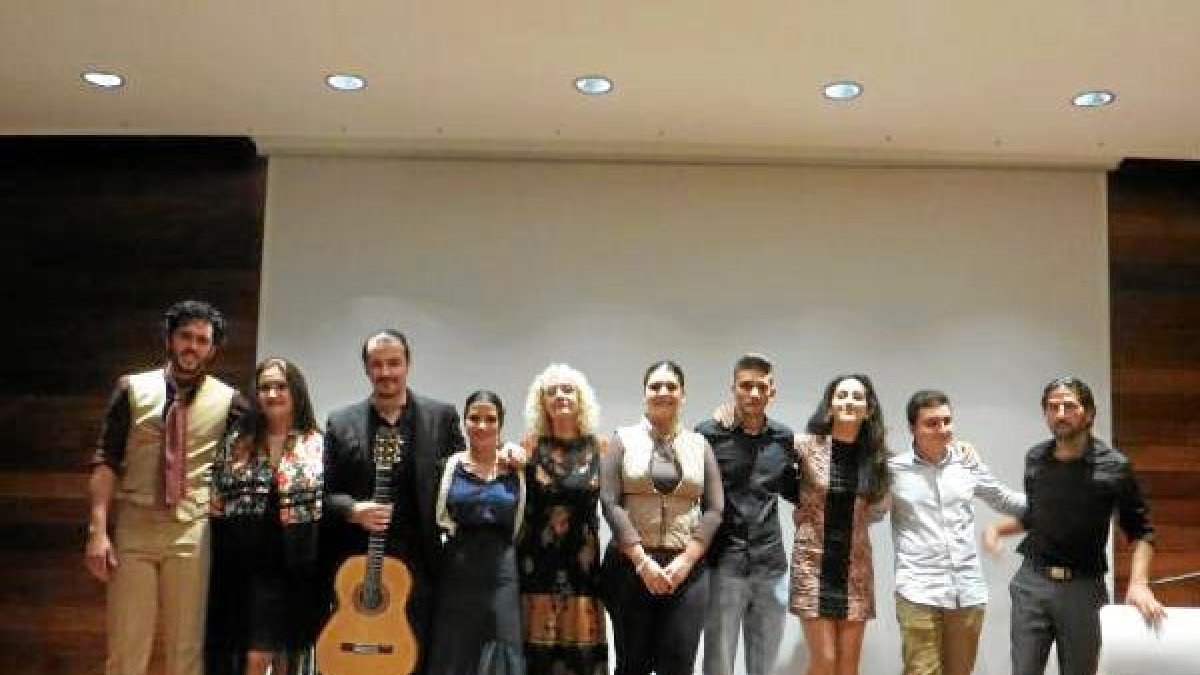 Foto de familia de ganadores y organizadores.