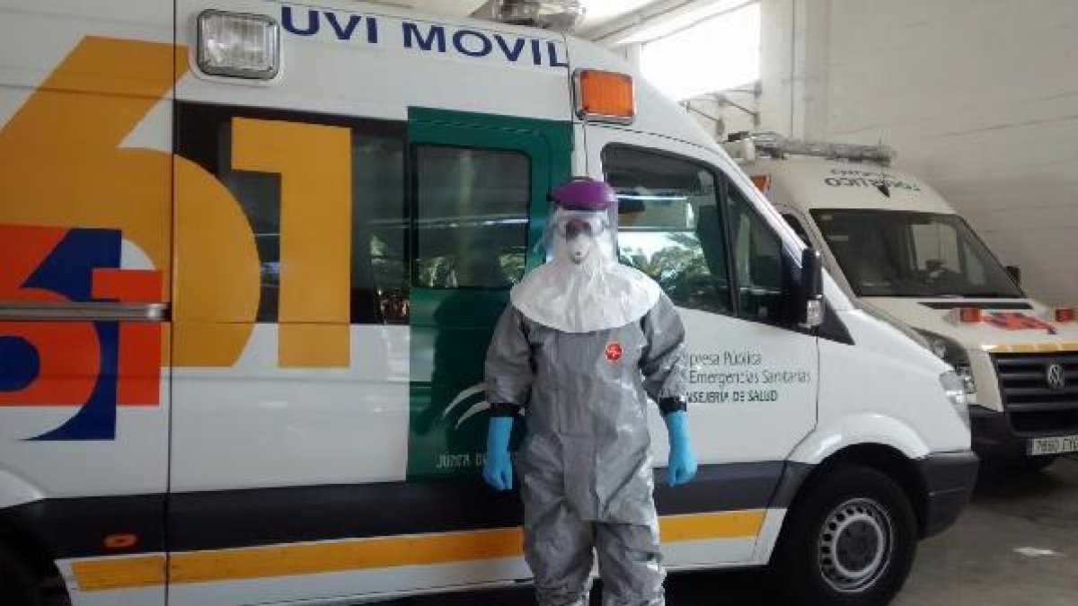 Personal del 061 con la ambulancia preparada para el protocolo ébola.