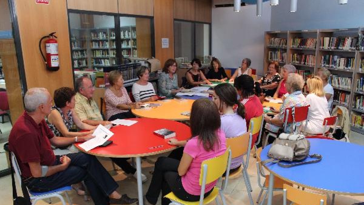 Miembros del club durante su cita quincenal en la Biblioteca de Aguadulce .